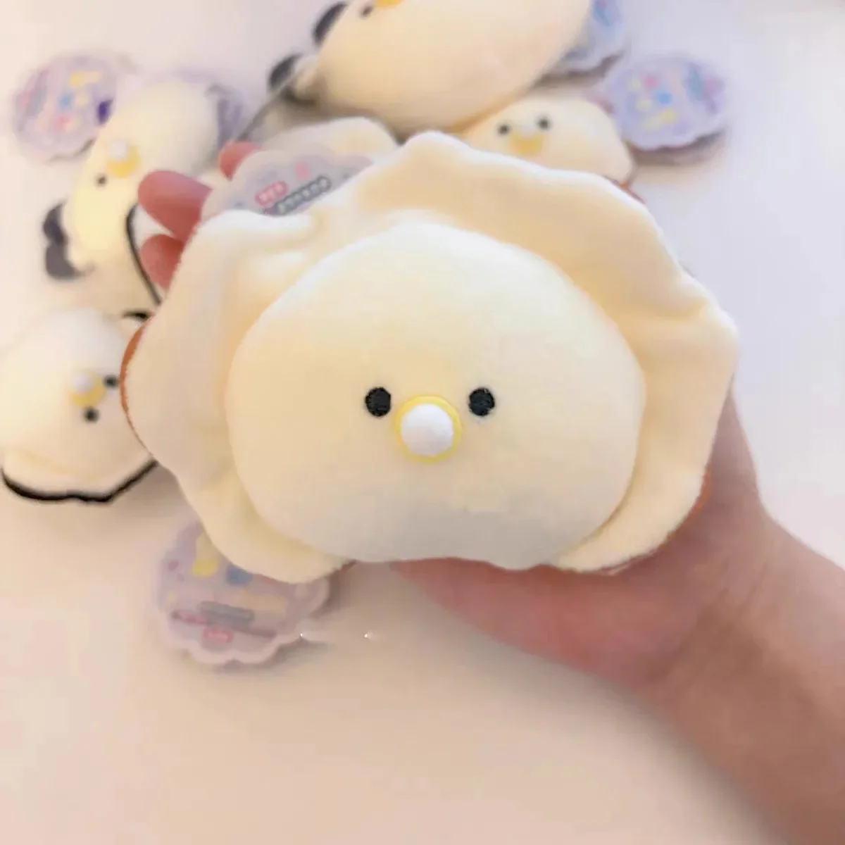 Muñeca Mugyunui Namagaki de ojos redondos con chupete peluche - imagen 4