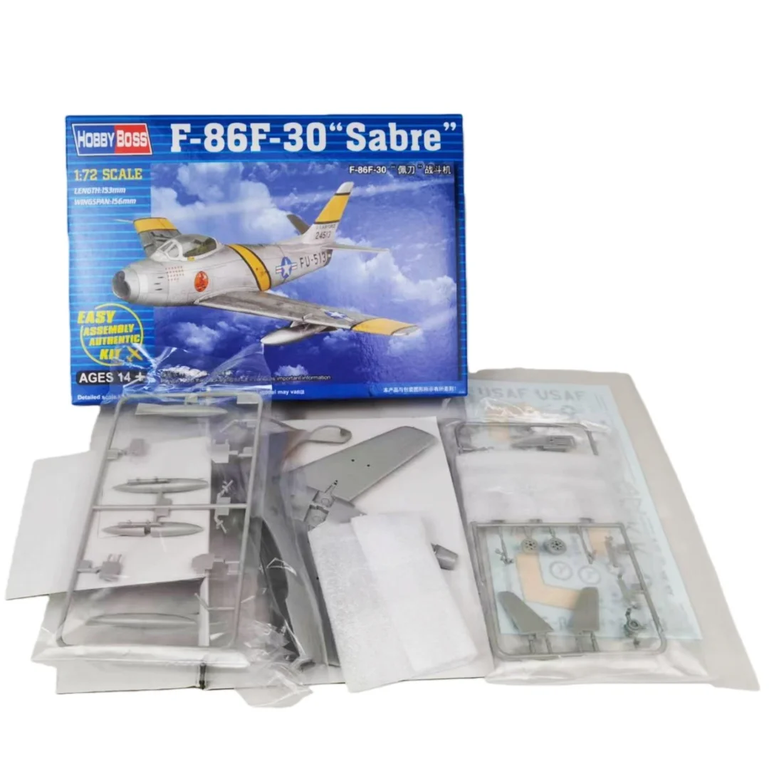 Vista frontal del modelo TRUMPETER 1/72 F86F30 Sabre Fighter