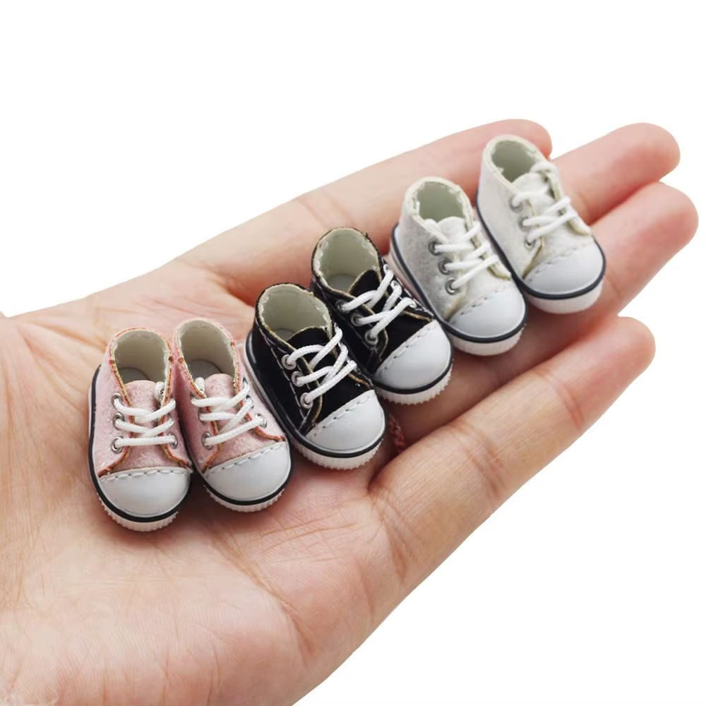 Zapatillas en uso con muñeca