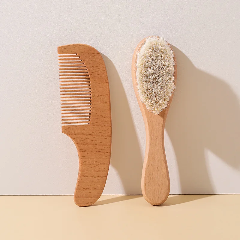 Cepillo para bebé con pelo suave y peine de madera en el baño - imagen 3