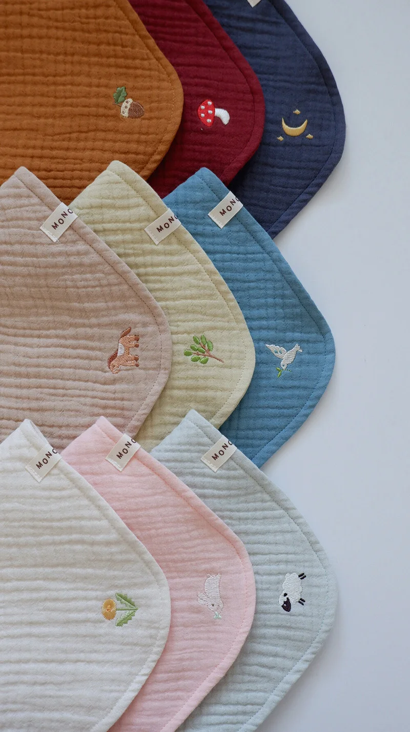 Babero infantil con estilo tierno y bordado