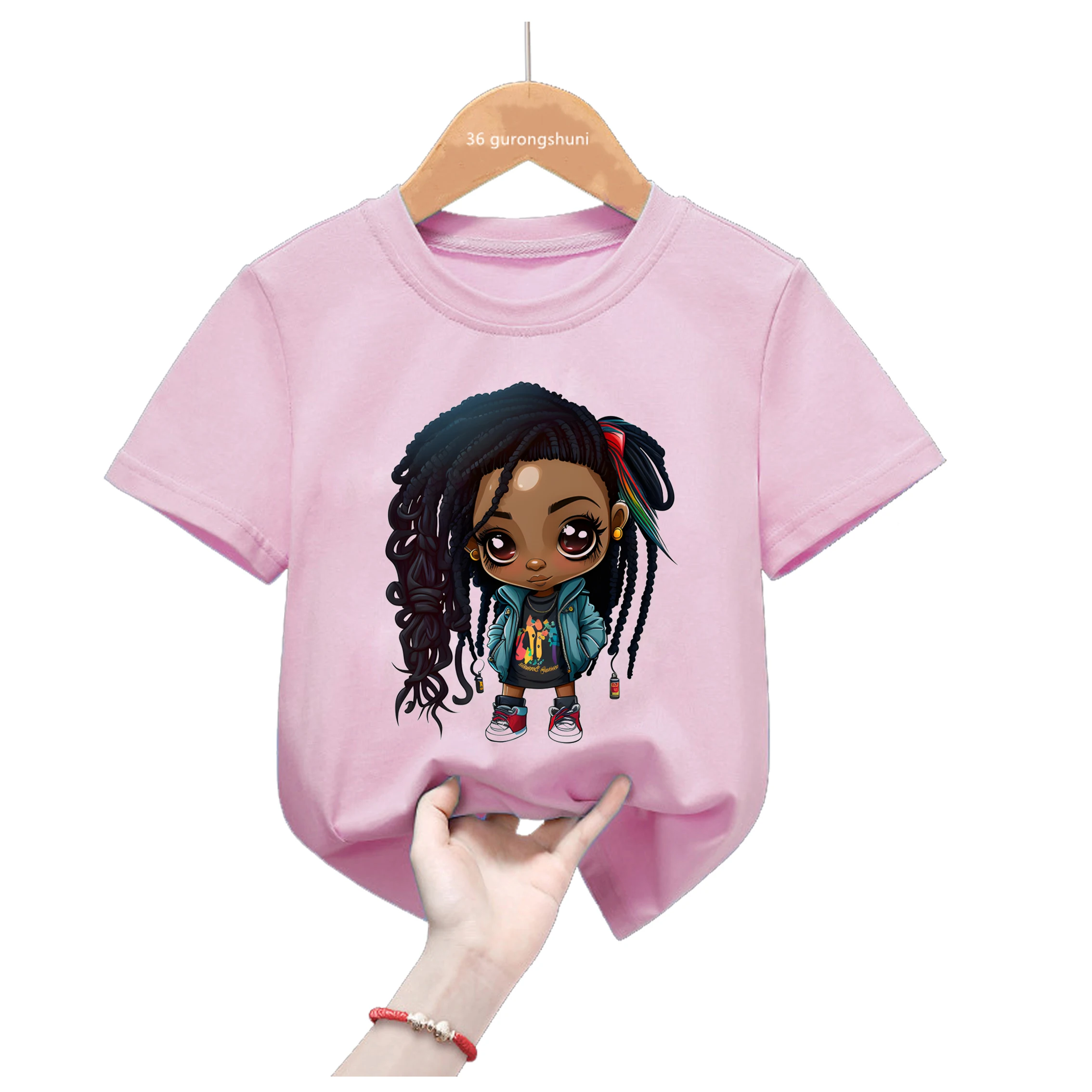 Niña modelo usando la camiseta negra de verano