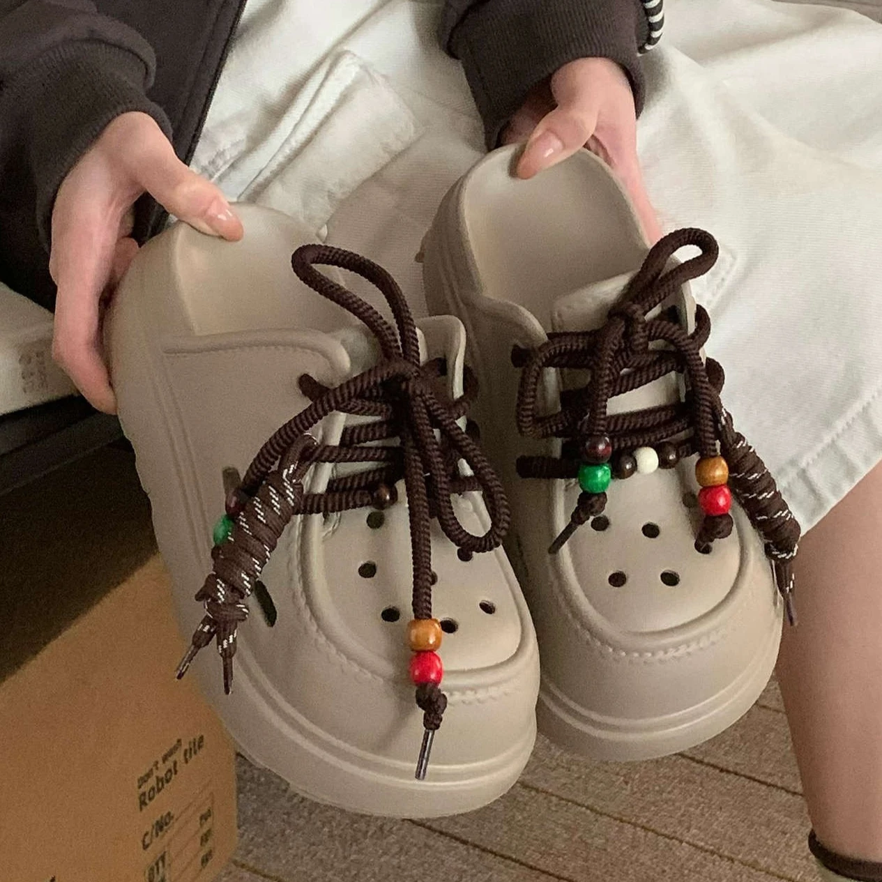 Sandalias playa niña con cuentas de colores y cordones - imagen 3