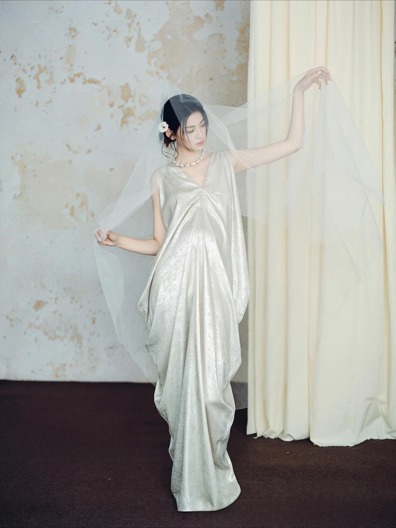 Vestido de maternidad en pose lateral