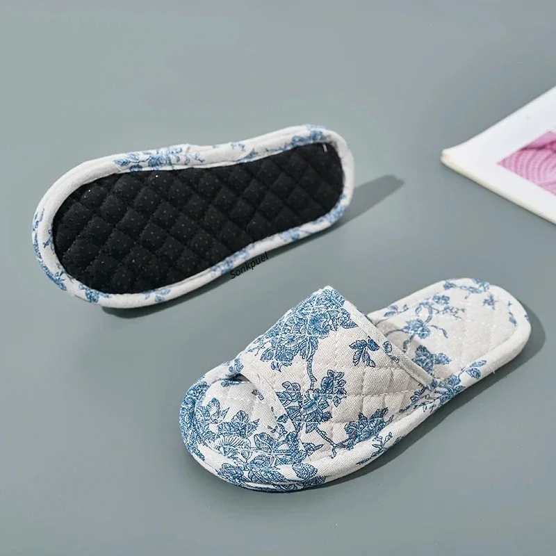 Estilo de zapatillas de interior con estampado floral
