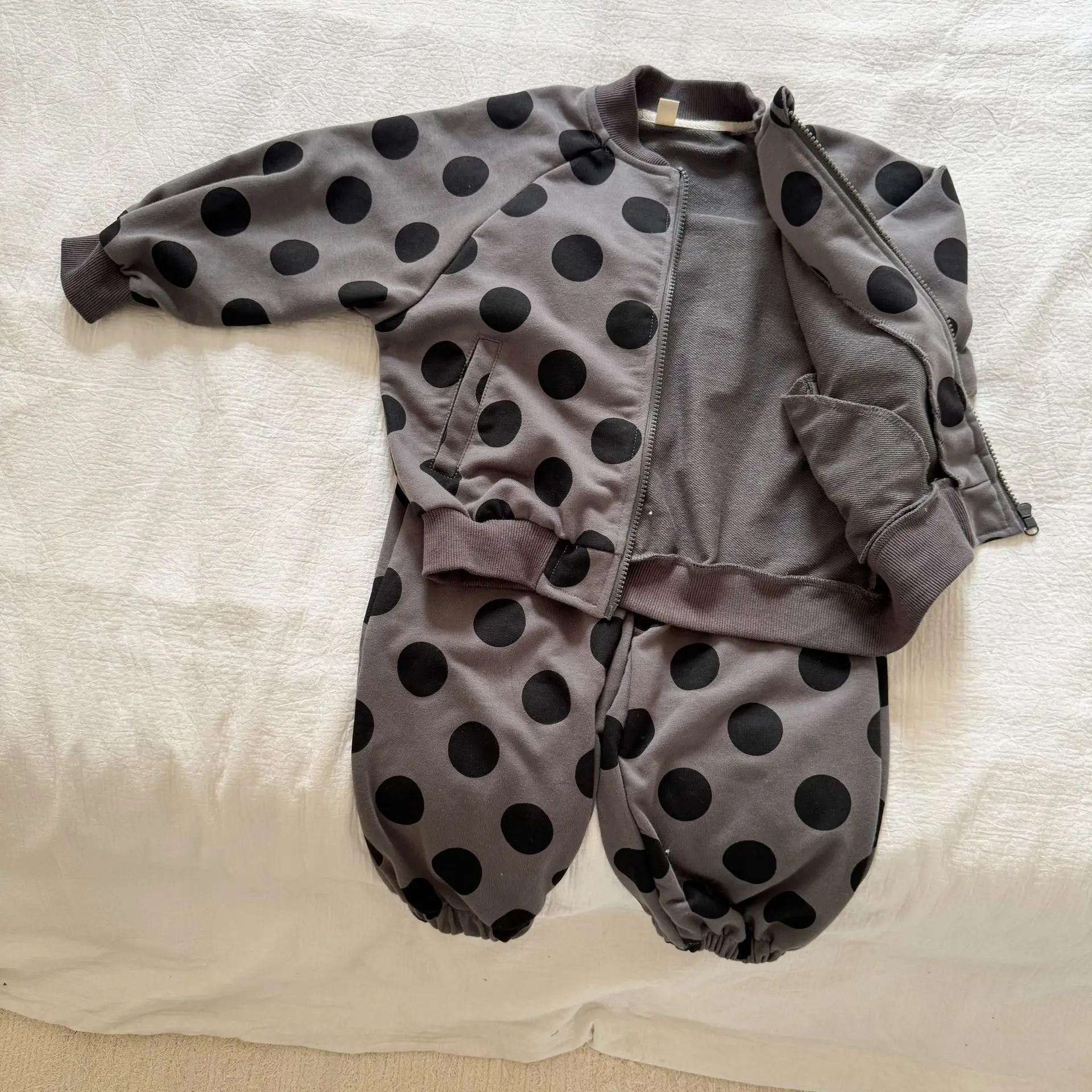 Conjunto completo visto de cuerpo entero
