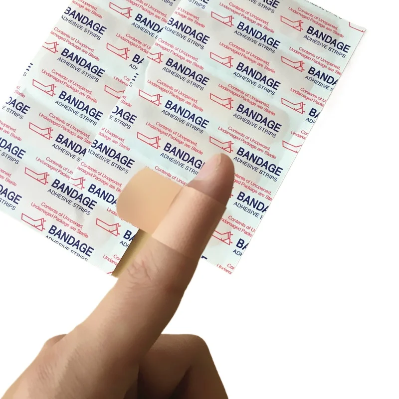 Rollos de cinta adhesiva médica sobre fondo blanco