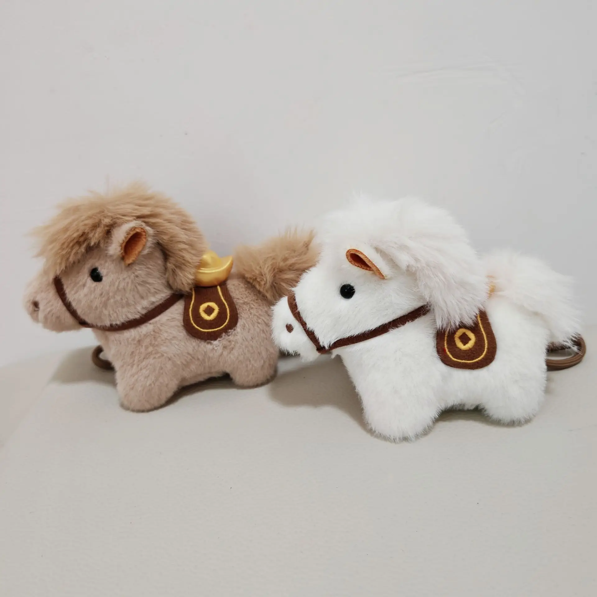 Llavero de peluche pony colgante para mochila escolar - imagen 5