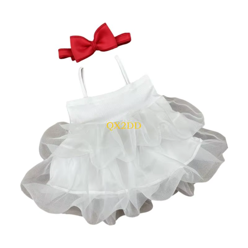 Vista frontal del vestido con tirantes y capas de tul