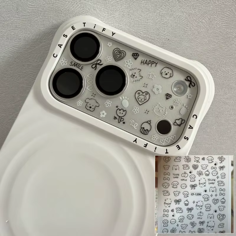 Pegatinas aplicadas en teléfono móvil y cuaderno de scrapbook