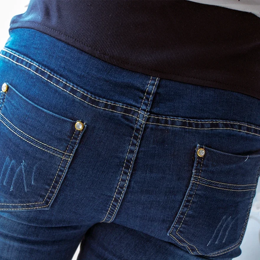 Jeans de maternidad de algodón con agujeros y bolsillos a contraste - imagen 5