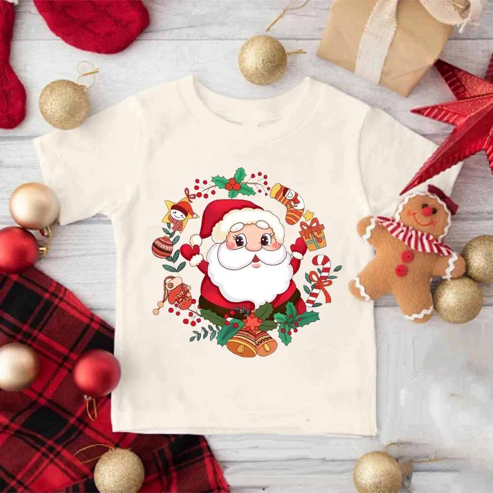 Detalle del estampado navideño en tonos rojos y verdes