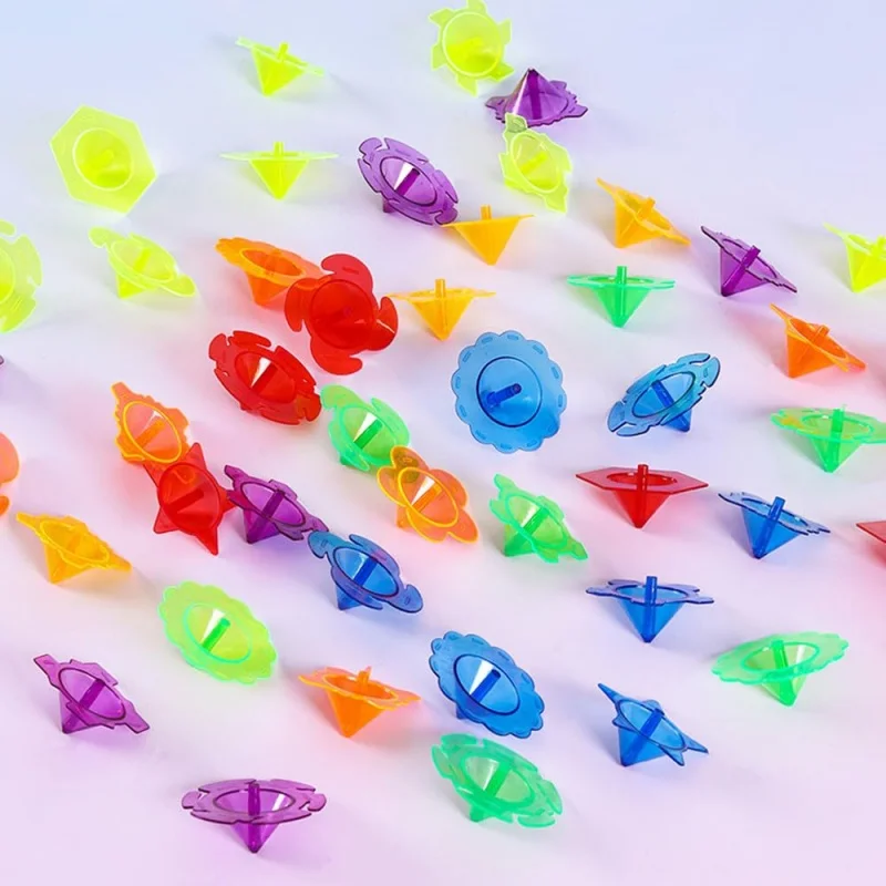 Niño jugando con una peonza transparente de colores