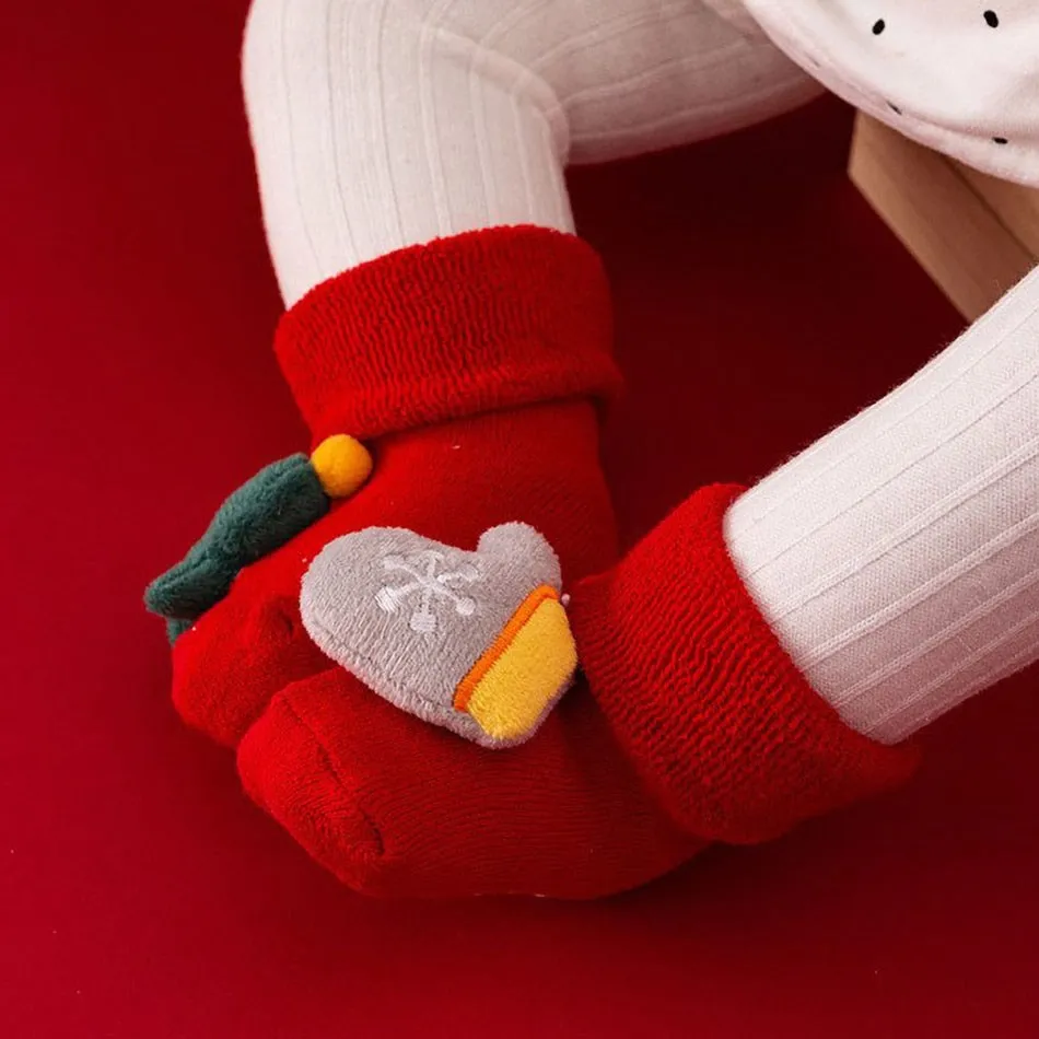 Detalle de calcetines con apliques de Navidad