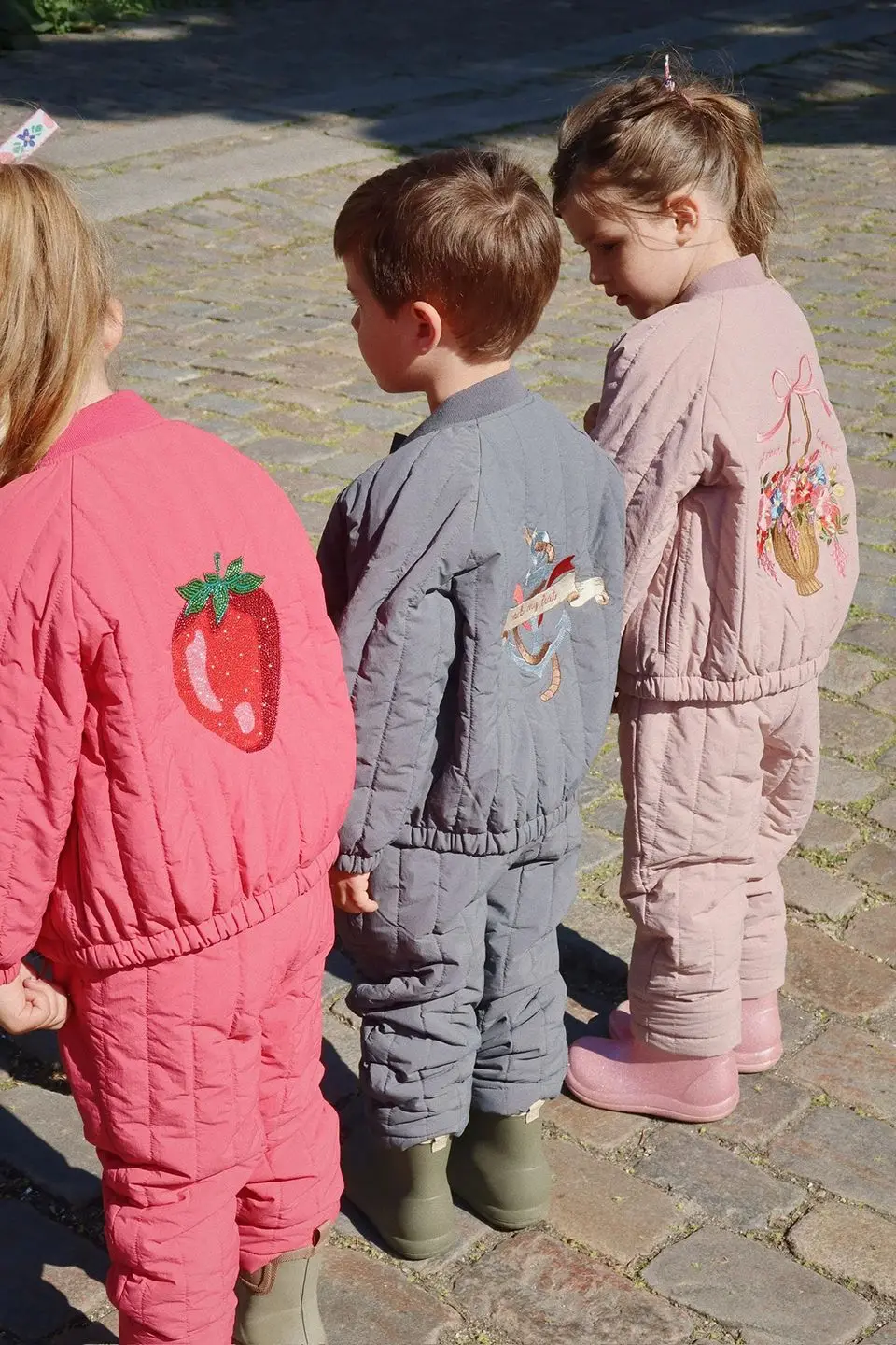 Chaqueta infantil con diseño de dibujos animados y estilo invernal