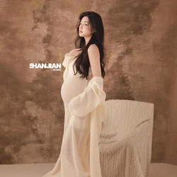 Vestido blanco de punto para sesión de fotos de maternidad
