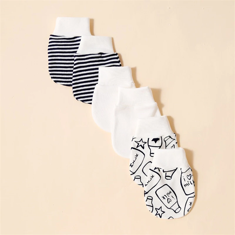 Guantes puestos en bebé durmiendo