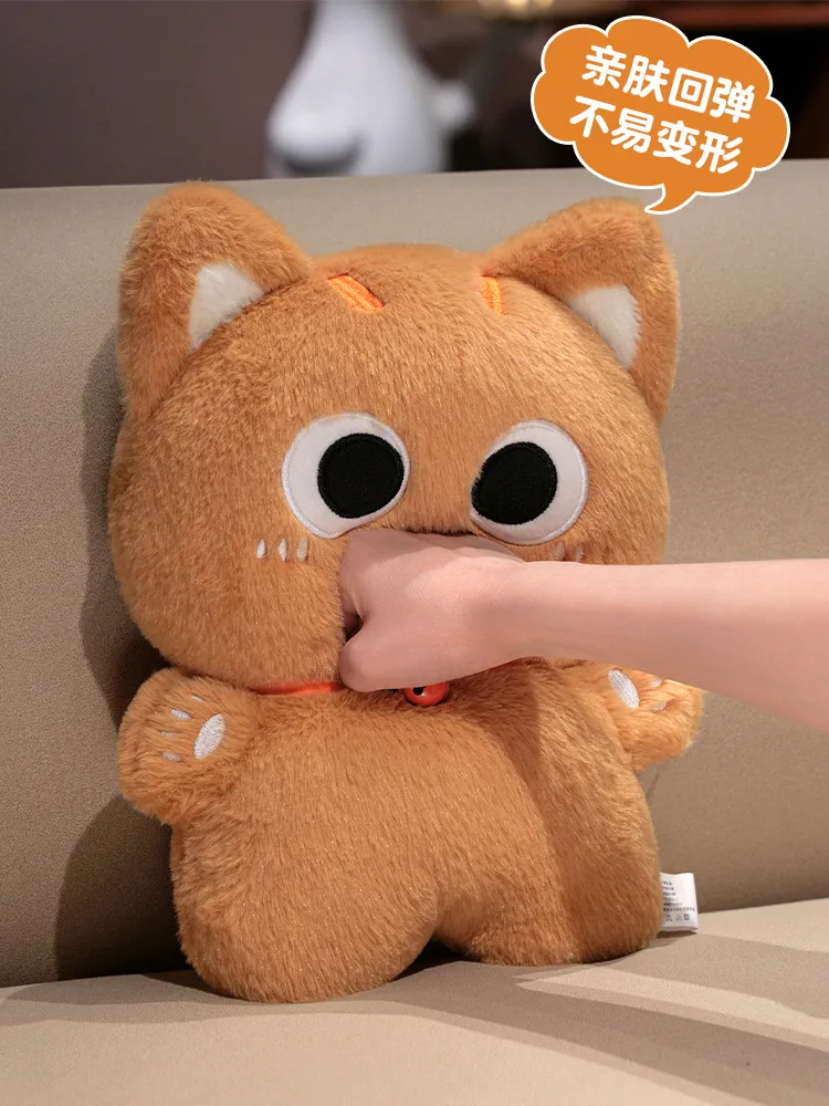 Gato de peluche negro: textura suave y diseño kawaii