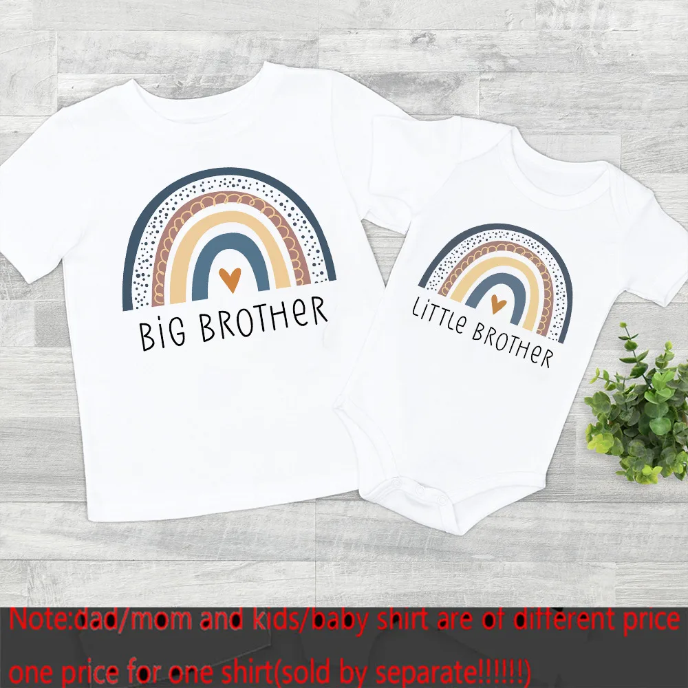 Detalle del diseño arcoíris en camiseta infantil