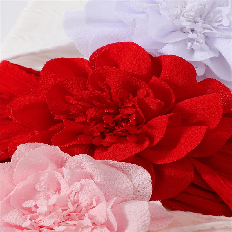 Detalle del tejido de punto y acabado floral de la diadema