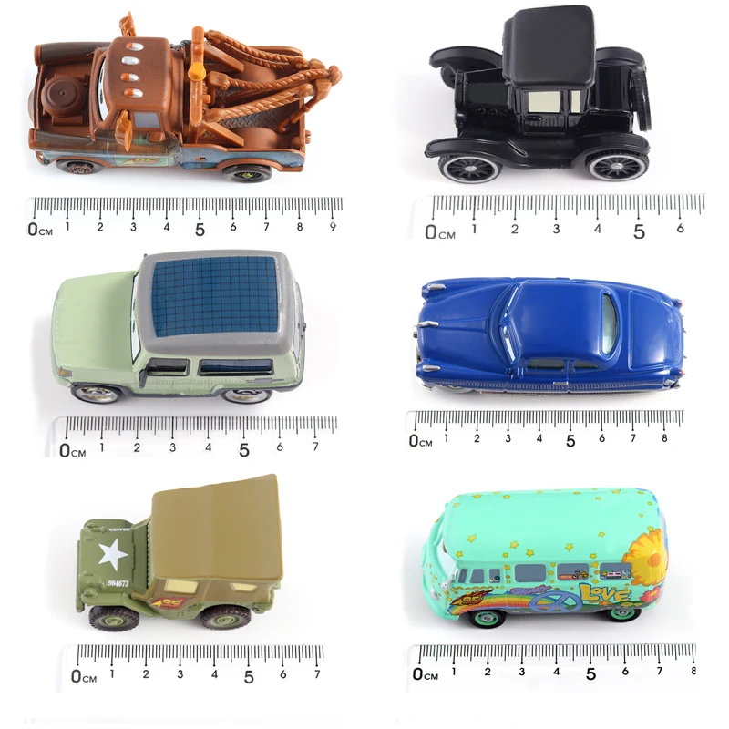 Detalle frontal de varios coches de Cars 3 en miniatura