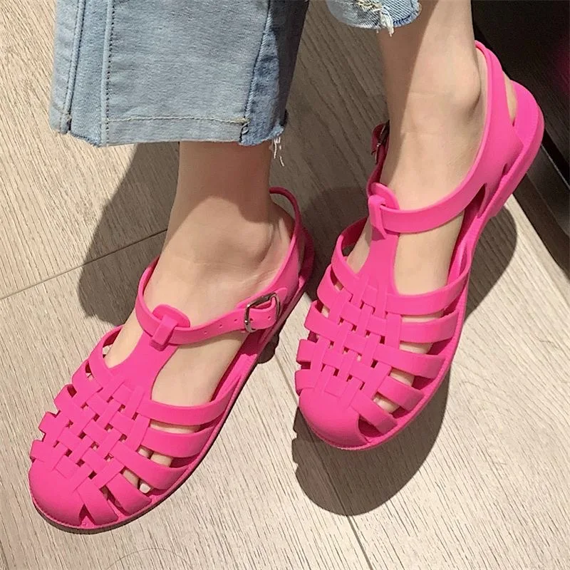 Sandalias romanas con tiras entrelazadas estilo gladiador