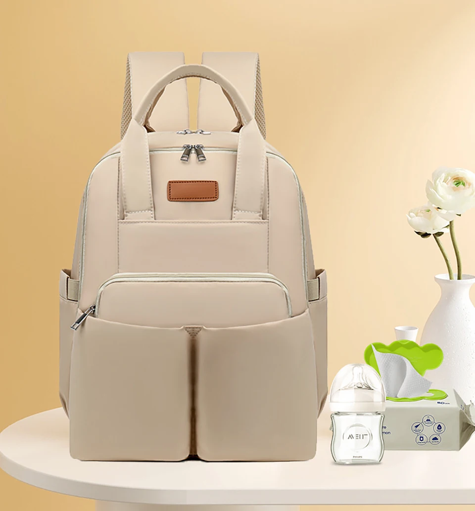 Bolsa minimalista elegante en uso