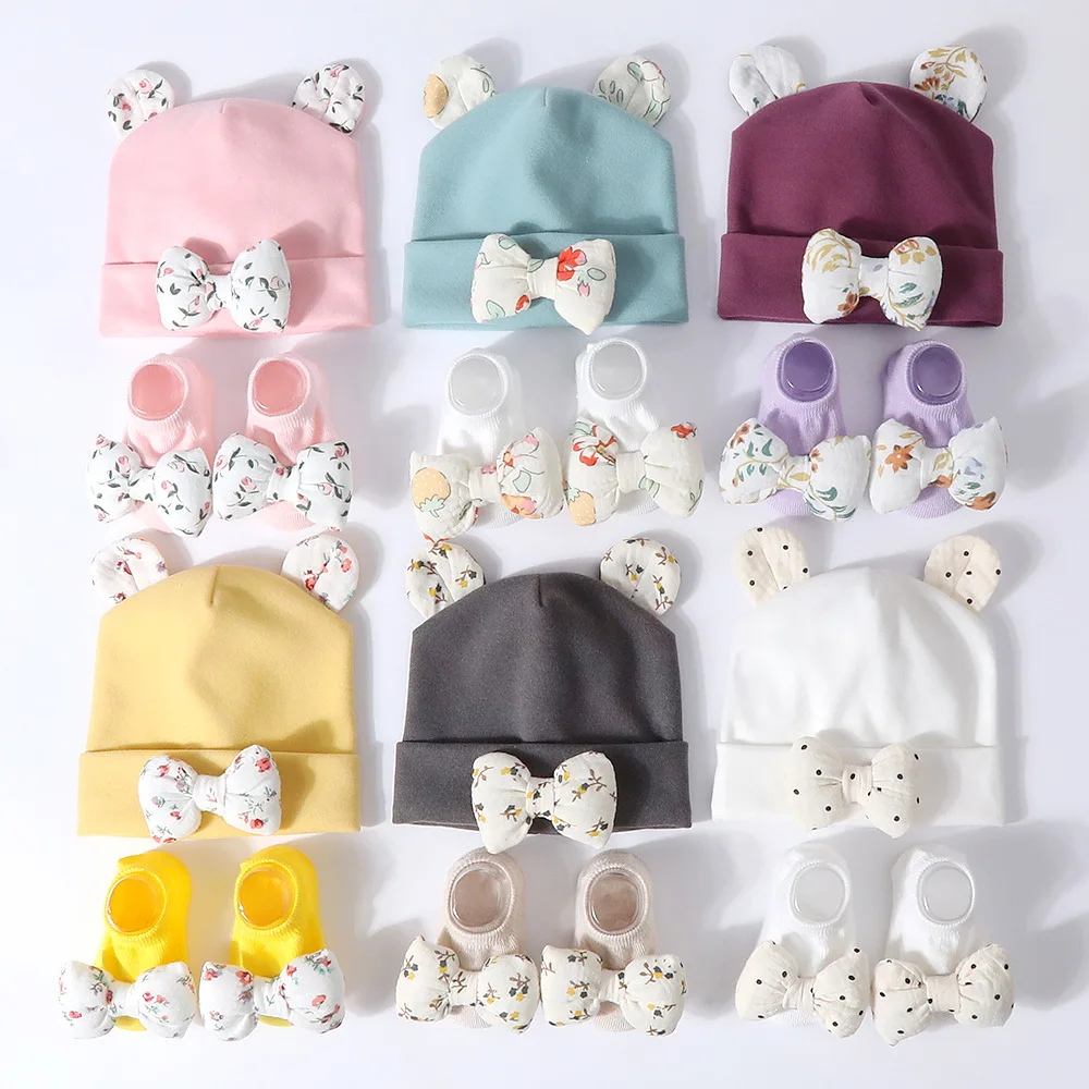 Conjunto de invierno para bebé: gorro y calcetines florales - imagen 4