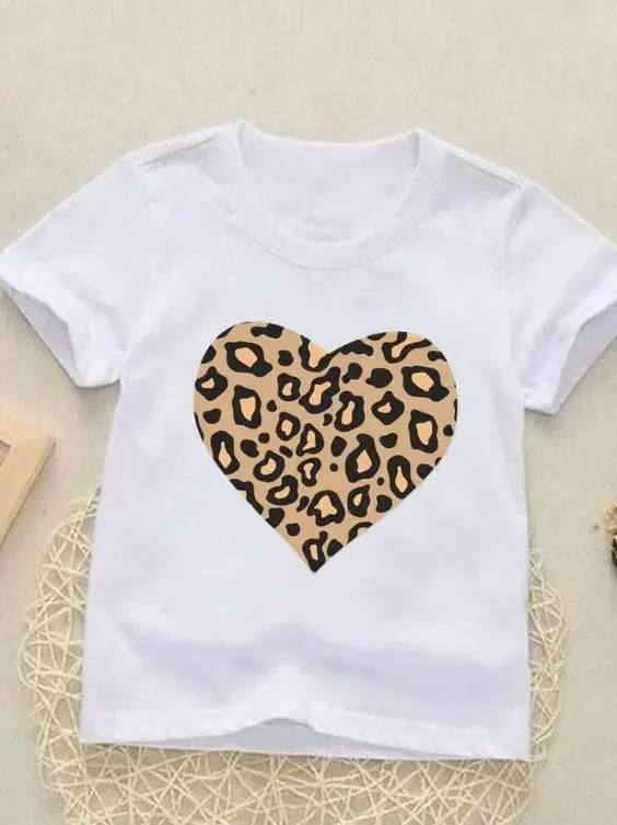 Camiseta con temática de amor y leopardo para niños