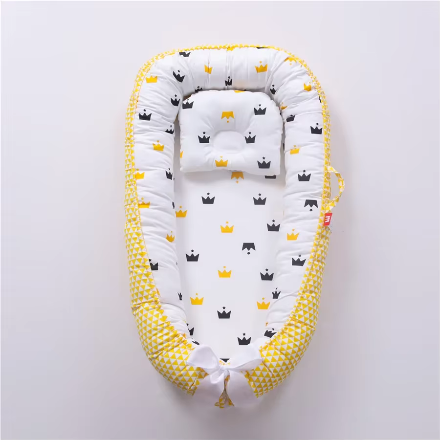 Nido de bebé en cama - viaje