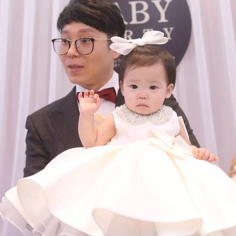 Vestido satén blanco niña estilo princesa con lazo - imagen 4