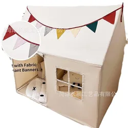 Tienda de juegos interior con castillo y valla de entretenimiento