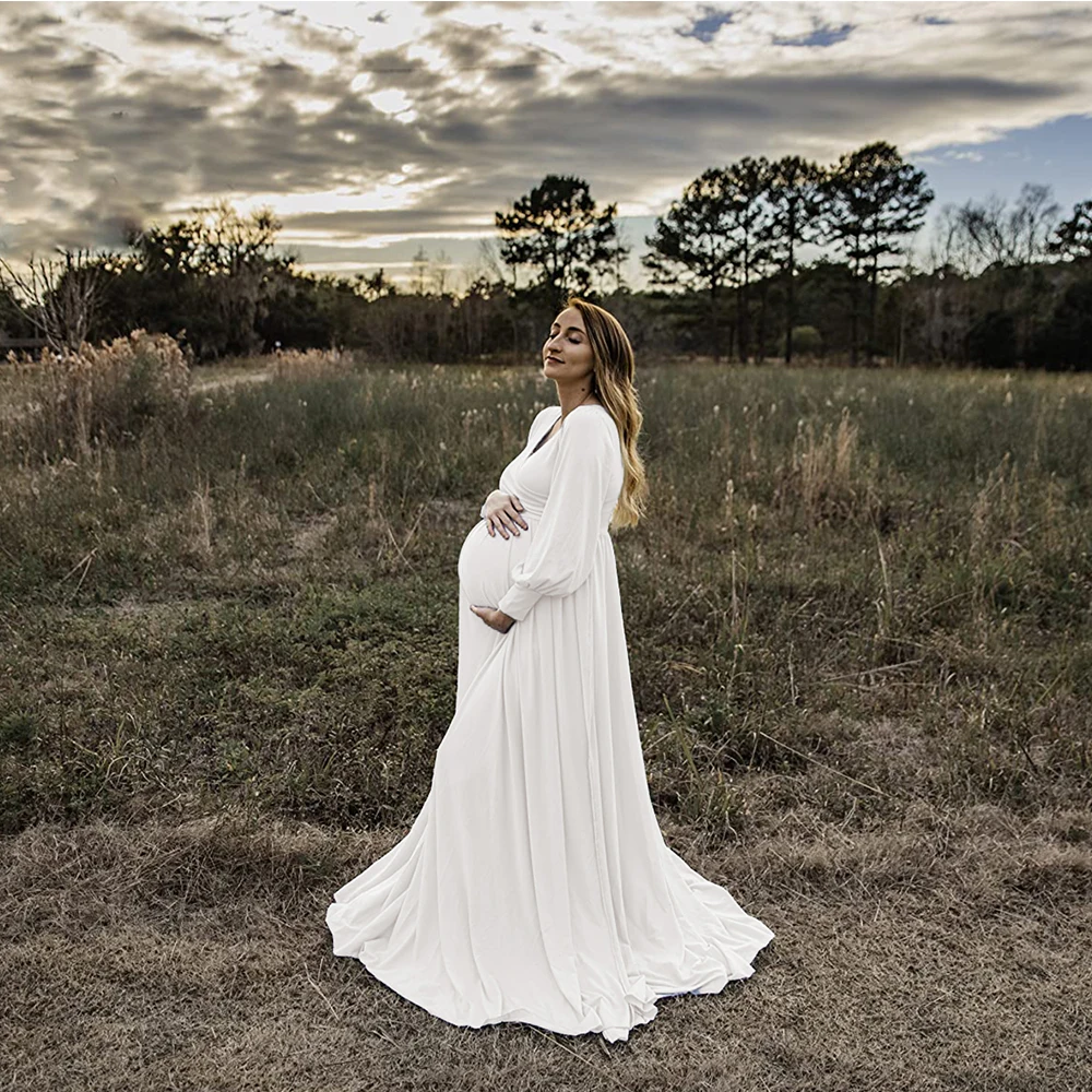 Maxi vestido de maternidad para sesión fotográfica con escote en V - imagen 4