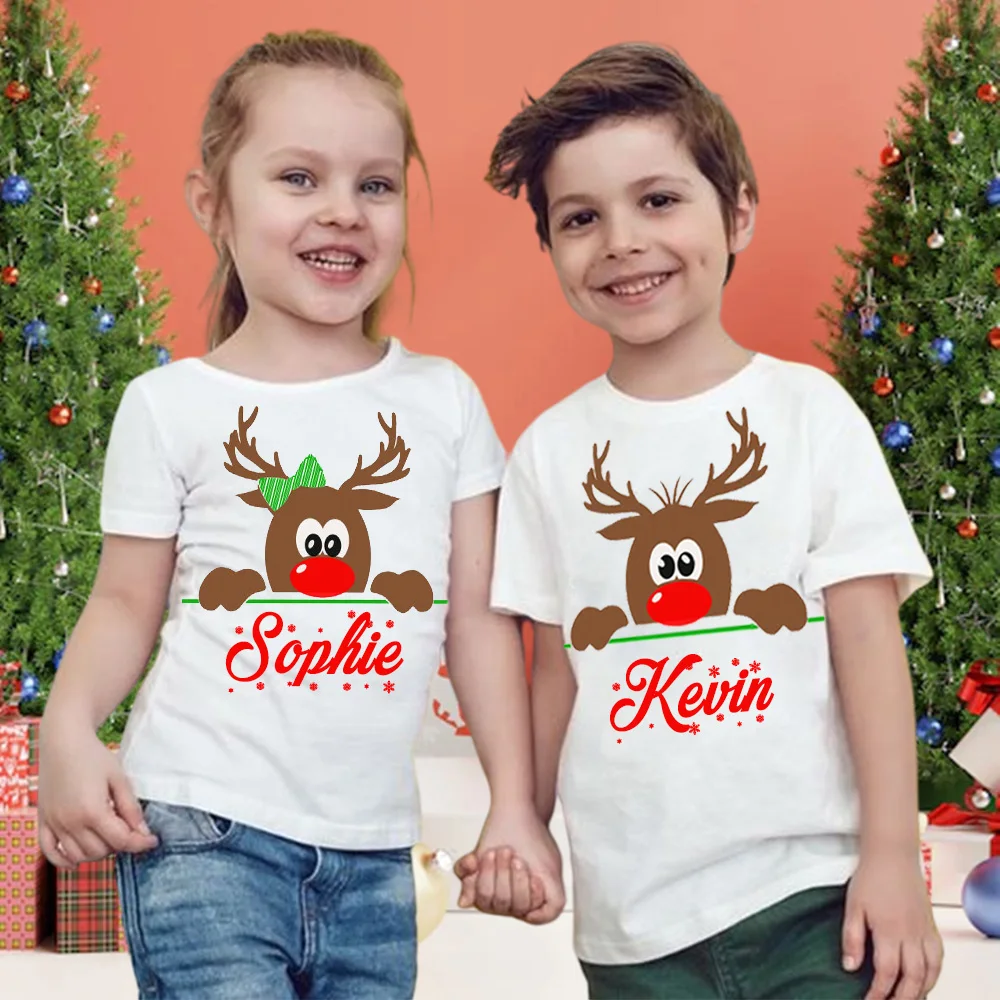 Niño usando la camiseta en ambiente navideño