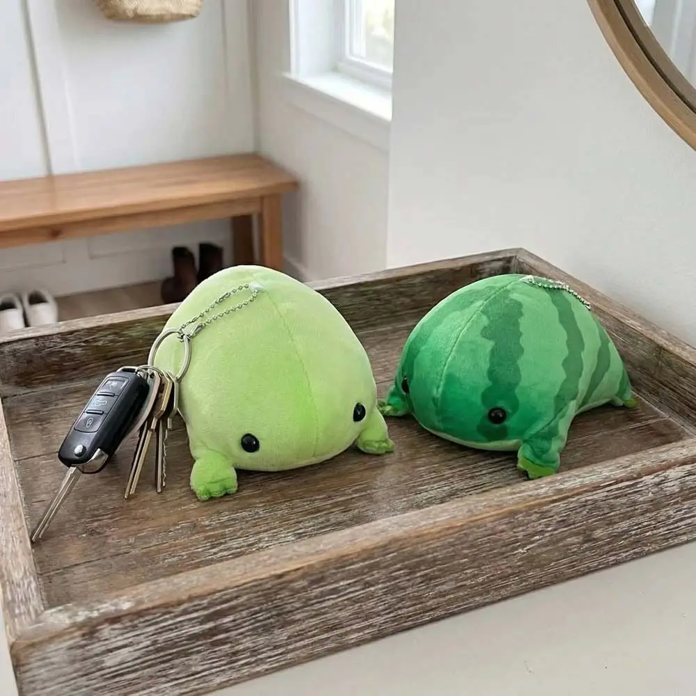 Detalle del peluche esponjoso de rana