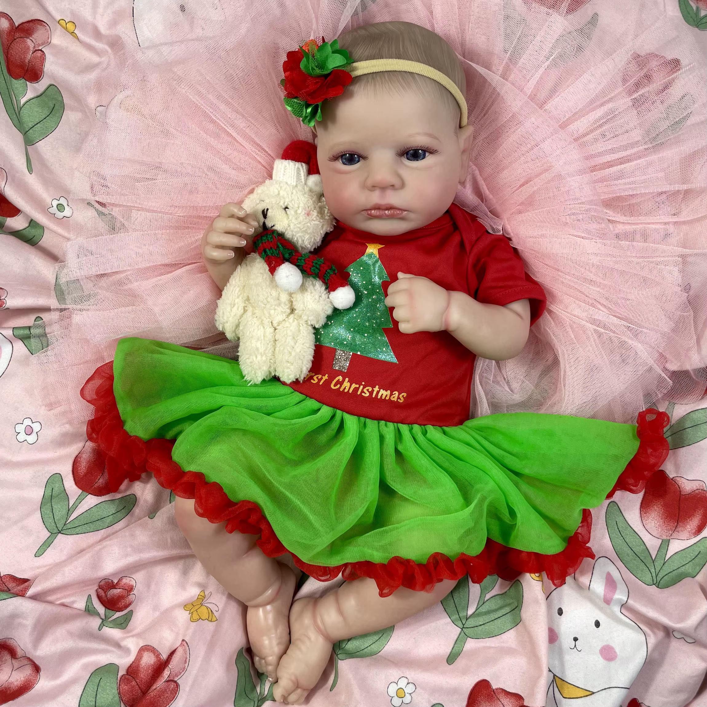 LouLou Awakes Muñeca de Bebé Navideña con Piel 3D y Ojos Azules - imagen 5