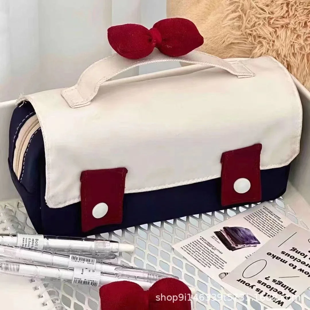 Interior de la bolsa con gran capacidad para útiles escolares