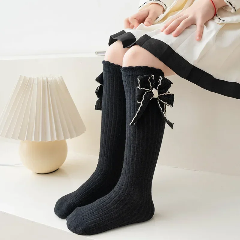 Calcetines largos con lazo para niña – Algodón suave blanco y negro - imagen 2