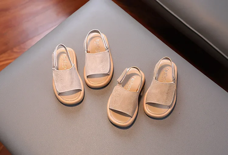 Vista lateral de sandalias infantiles para vestir en primavera y verano