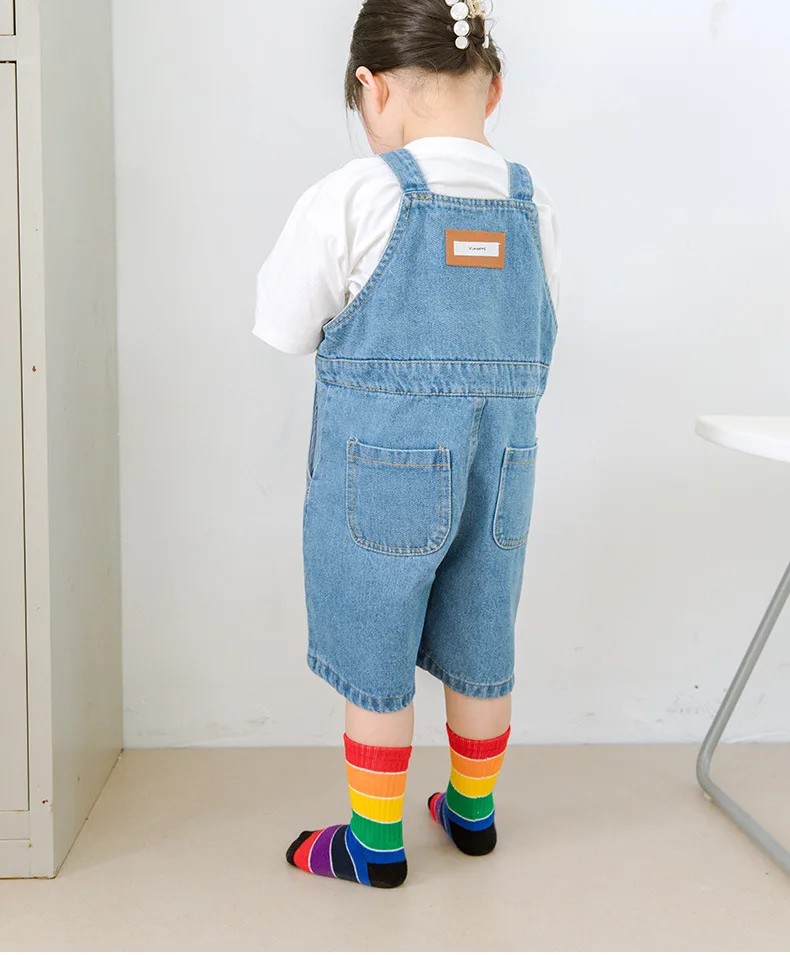 Calcetines coloridos a rayas con estampado de cómic para niños