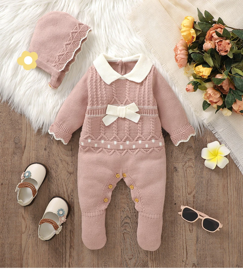 Pelele de bebé rosa con gorrito y mangas largas