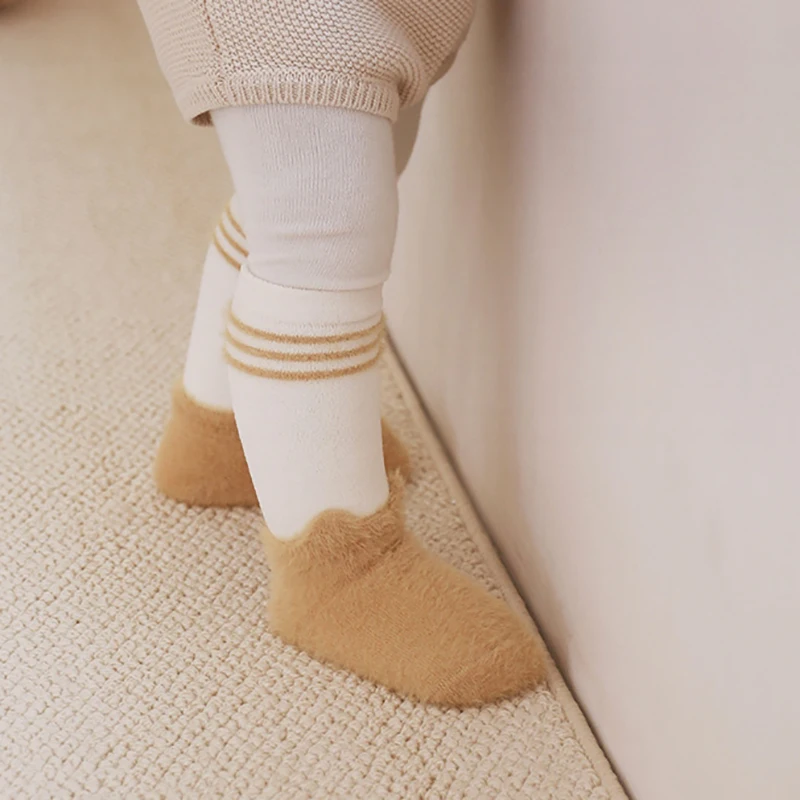 Calcetines de terciopelo coral para bebé – suaves y acogedores - imagen 3