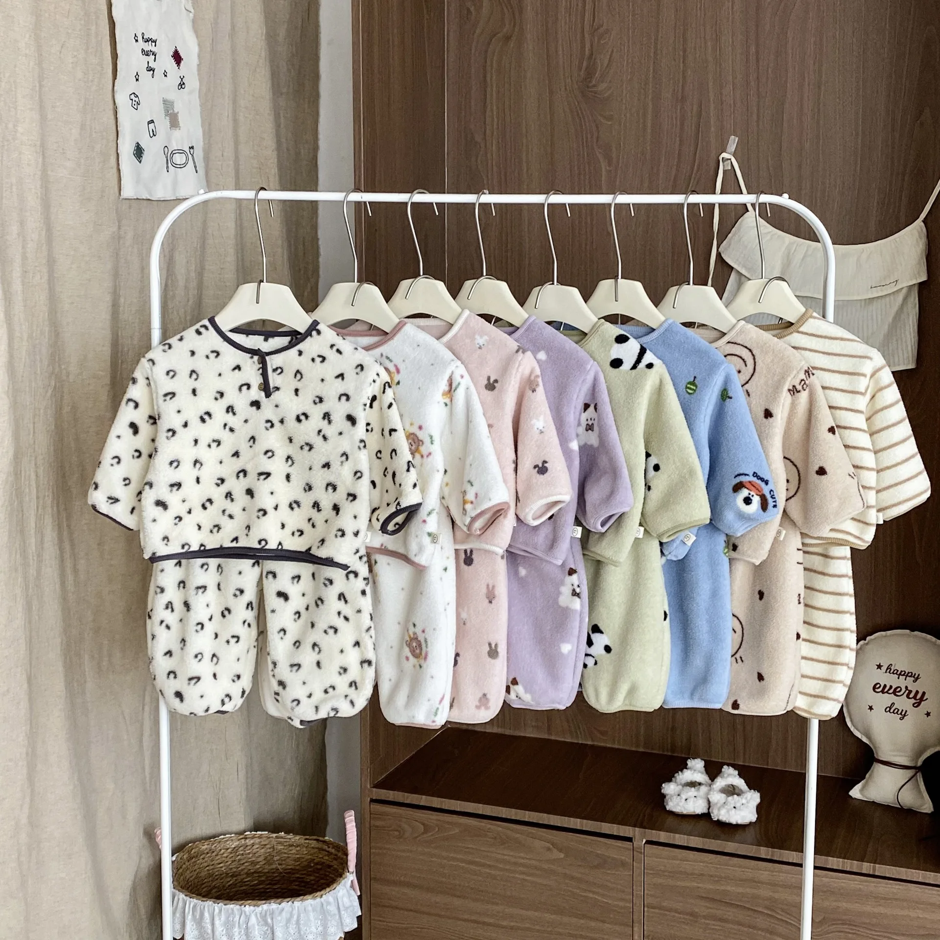 Ropa de dormir cálida para niños en detalle