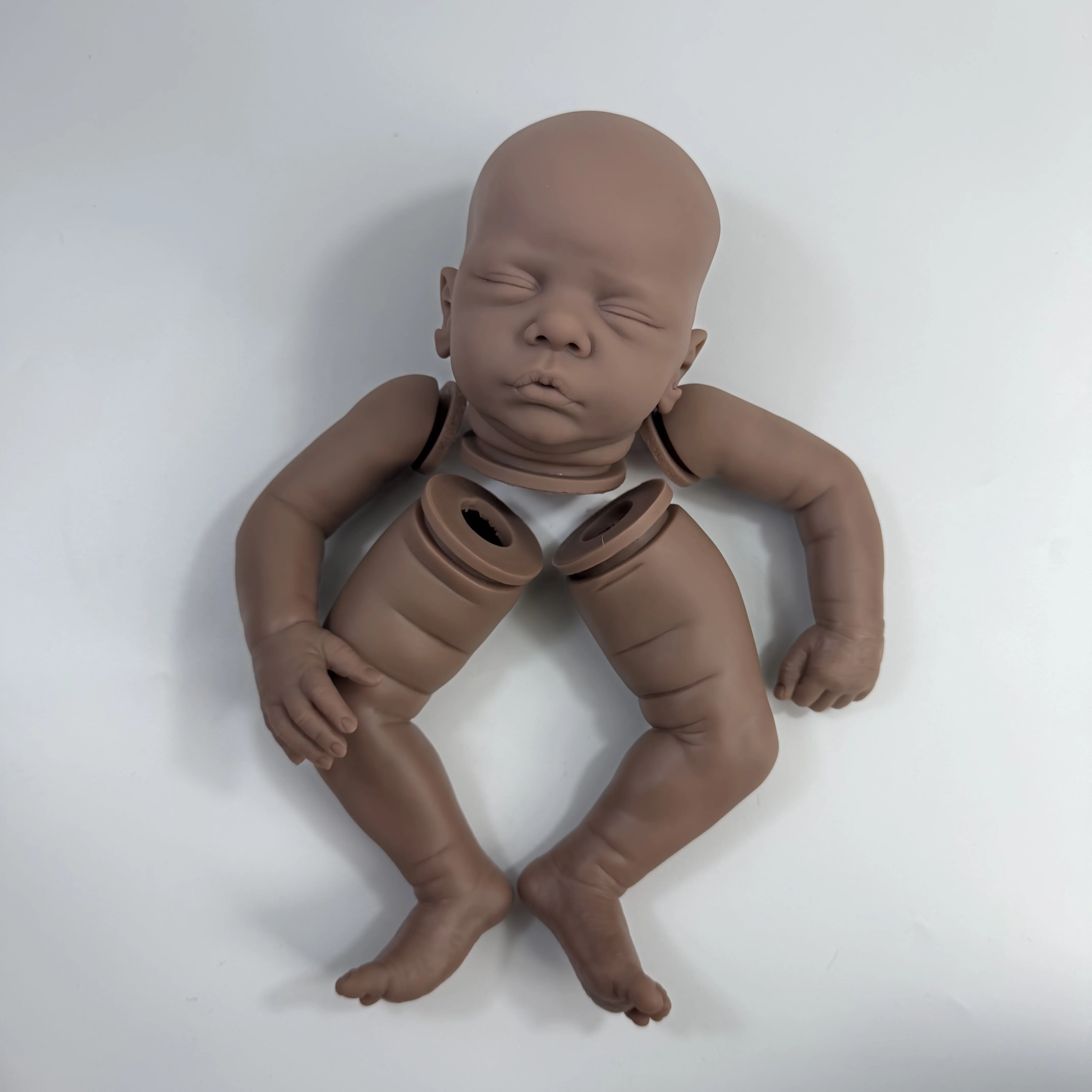 Muñeca reborn de vinilo Romy de piel oscura con kit de piezas - imagen 4