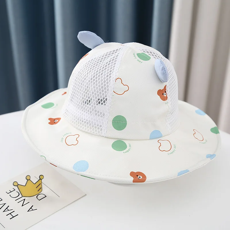 Diseño de oso y puntos en el sombrero