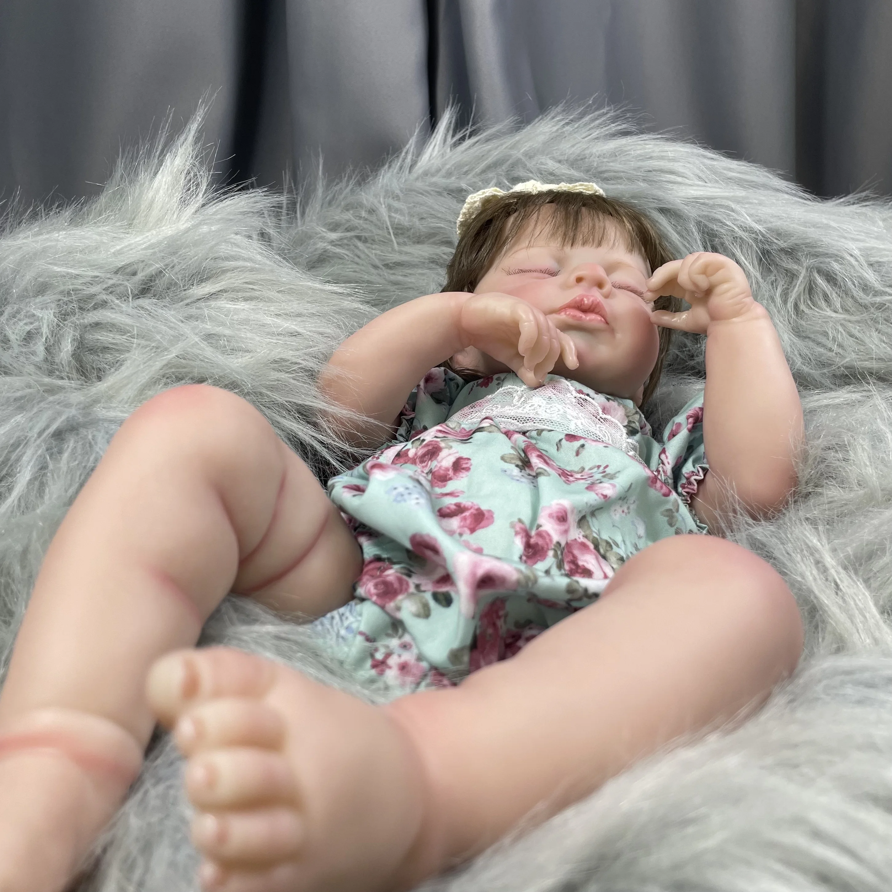 Muñeca Reborn LouLou con pelo implantado y cuerpo flexible - imagen 4