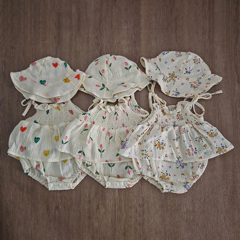 Mono para bebé con estampado floral y gorro, tirantes