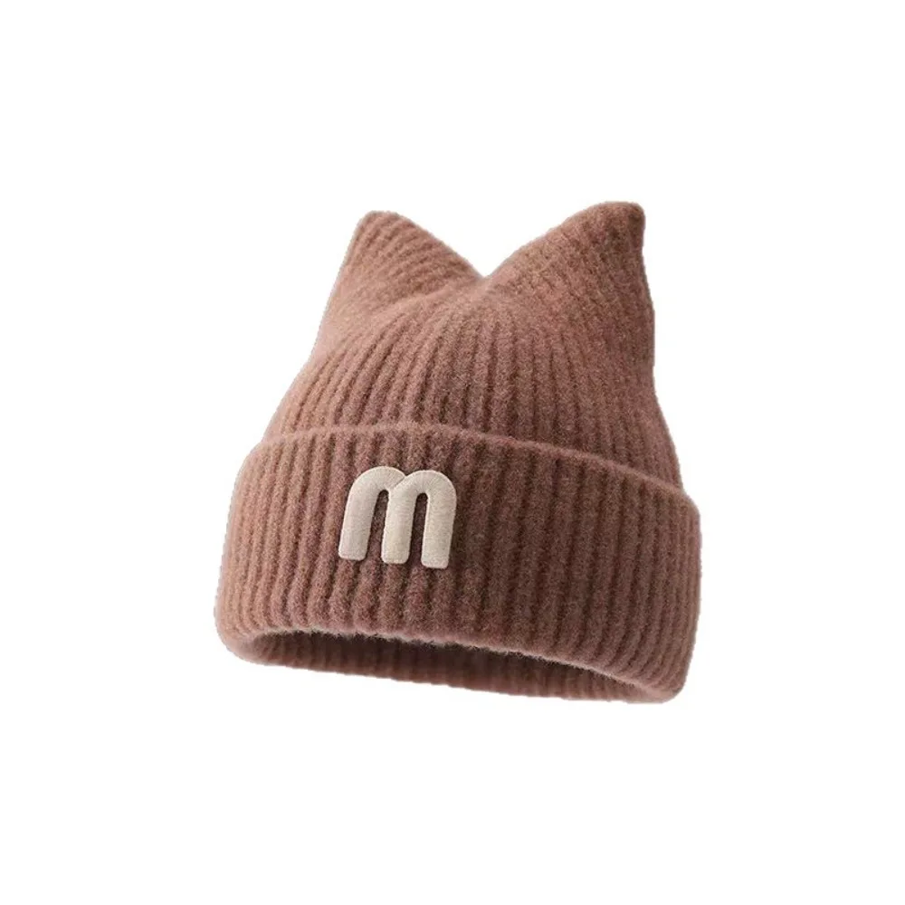 Gorro de invierno en tonos morado y beige
