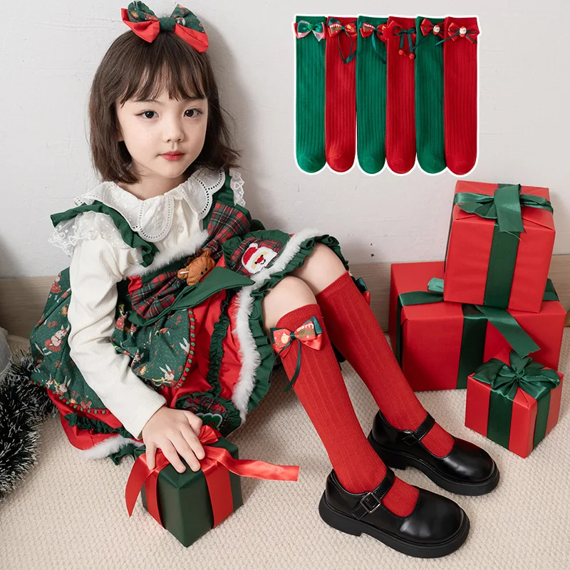 Calcetines infantiles rojos y verdes con lazo navideño
