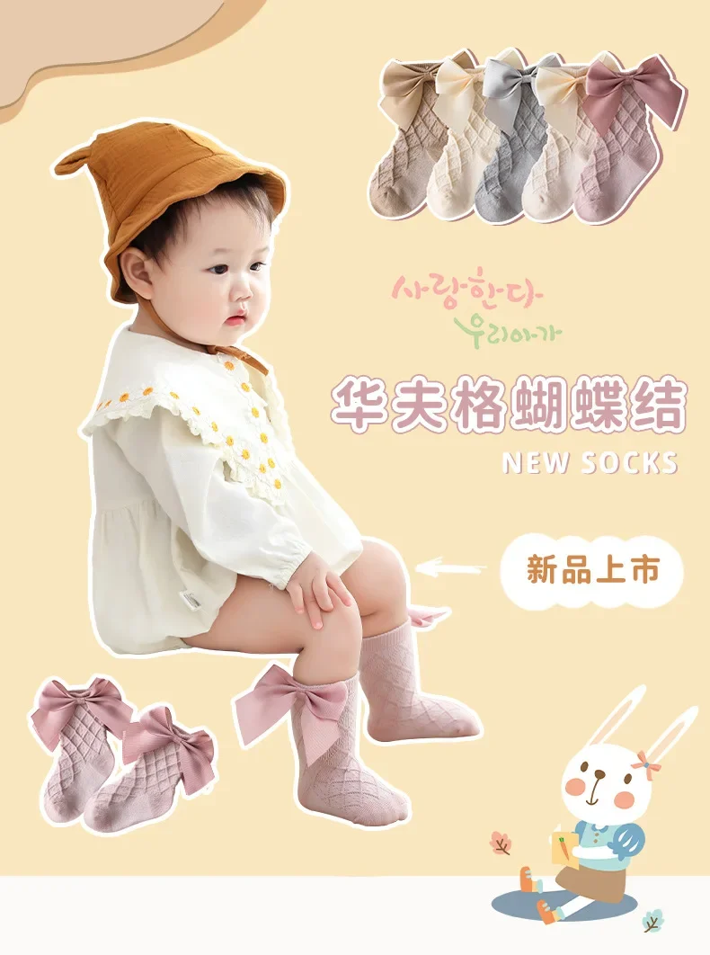 Calcetines blancos con lazo y diseño Kawaii